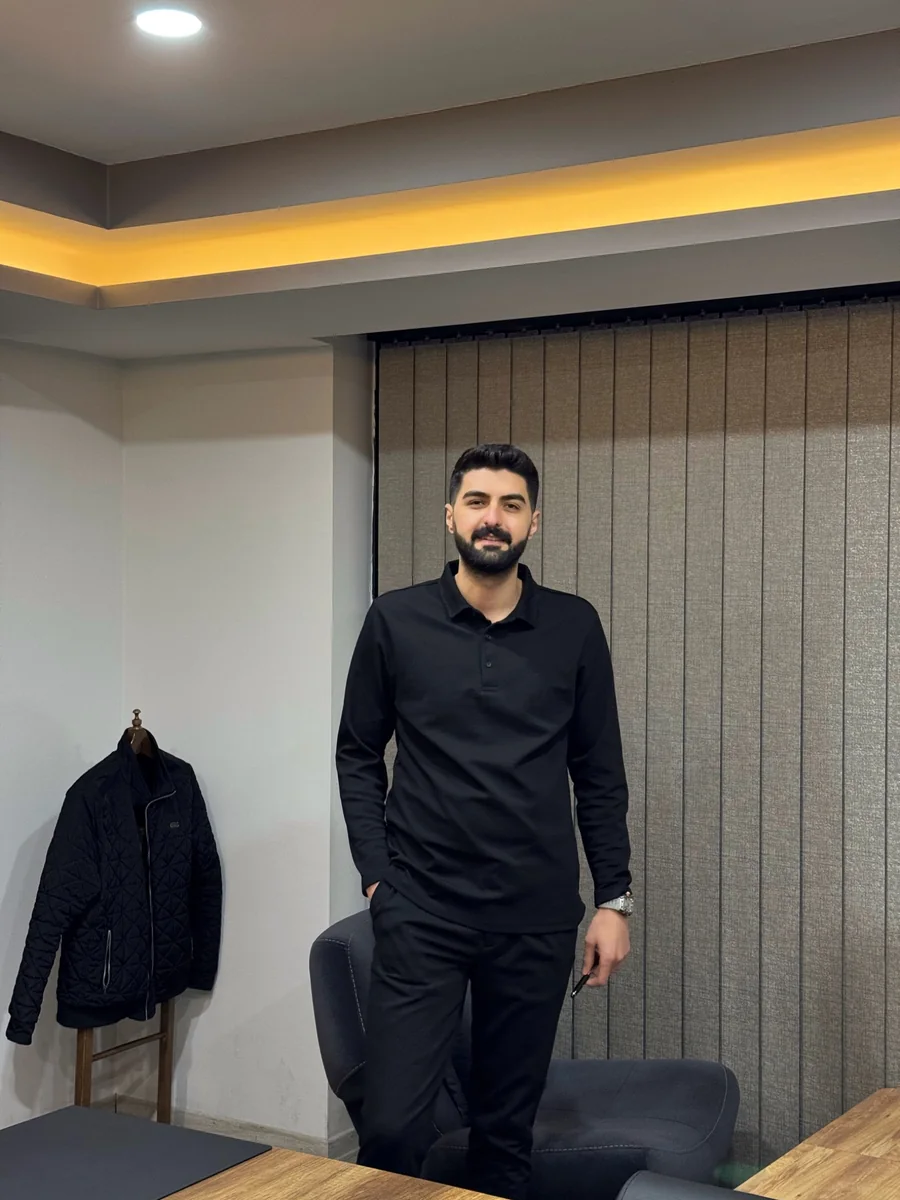 Psikolog Taha Bilal Çakmak ofis içinde portre fotoğrafı